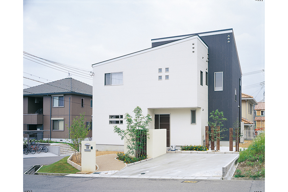 イエテラスの新築コラム 植栽で家の外観をデザイン おすすめ樹木と選び方のコツ 太田市 桐生市 みどり市 伊勢崎市 足利市で新築 住宅をお考えの方へ イエテラス 太田 桐生 伊勢崎 館林 みどりの家賃並みで叶う高性能なデザイン新築住宅